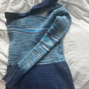 Jacquemus topp - Säljer en superfin one shoulder top från Jacquemus strl fr 38, använd 2ggn  Köpt på Nathalie Schuterman 