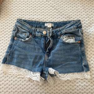 Säljer dessa jeansshorts för de är tyvär för små för mig❤️ De är ett par jeans från början men nu ett par shorts sen har jag sytt på spets💞Jeansen från början är från Gina Young ❤️de är i bra skick❤️ skriv vid fler bilder eller frågor❤️