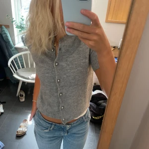 zara stickad - stickad gosig tröja från zara, väldigt bekväm och passar till allt!💘