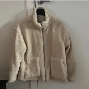 Teddyjacka - Beige teddyjacka i nyskick. Perfekt för vintern🤩❄️