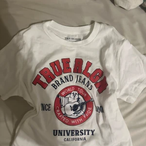 True Religion Tröja - Köpte fel storlek så säljer den, helt oanvänd med prislapp kvar.