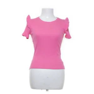 Zara topp - En zara topp med jättefina detaljer på axlarna.