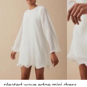 Så fin plisserad klänning - Så snygg och populär klänning från Gina tricot! Endast använd en gång på studenten💕