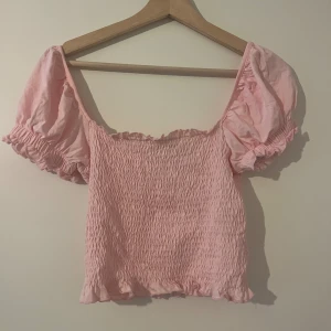 Rosa croptop - Söt rosa topp. Off shoudler. Knappt använd.
