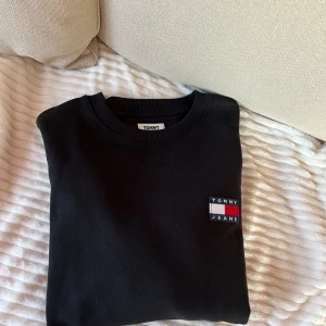 Tommy Hilfiger sweatshirt S - Fint skick! Svart sweatshirt S Tommy Hilfiger. Finns i Vellinge eller skickas.