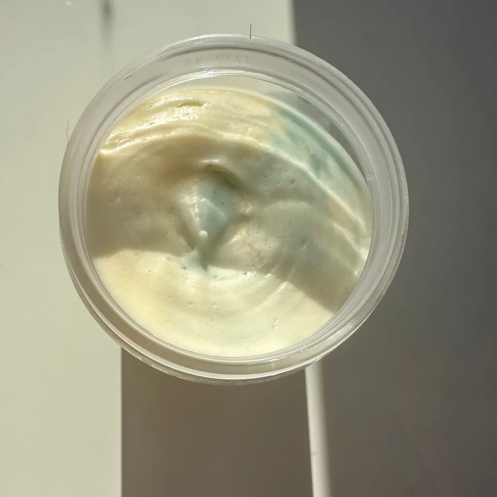 Säljer 3 burkar med whipped body butter. Ingridienser: sheabutter, bivax, kakaobutter, almond oil, ricinolja, vitamin e olja, pepparmyntsolja. Doftar chockad och mint. Priset avser styck. Övrigt.