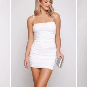 Steps new york, nypris≈ 429 - Klänningen är använd en gång den är i en grön färg, ni ser färgen på bild 3.