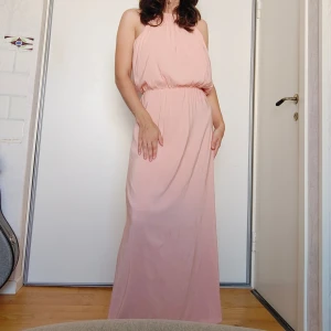 Rosa klänning  - Jättefin rosa klänning som passar bra till ett lite mer formellt event som bal, bröllop eller liknande. När jag köpte den var den för lång och jag har lagt upp den för att passa min längd (160cm) nu slutar den 1-2 cm över golvet. I fint skick.