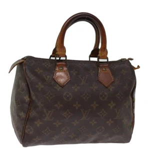 Louis Vuitton Speedy 25 - Louis Vuitton Speedy 25. Ett måste i väskkollektionen! Bra storlek för både vardagsbruk och resor. Perfekt att använda som skol-/arbetsväska. Speedy ger en touch av lyx och stil till varje outfit.