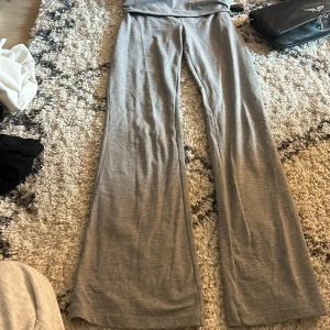 gråa yogapants  - säljer dessa yogapants då de inte kommer till användning. knappt använda. från gina. är i storlek 146/152 men skulle säga att de är större då de passar mig i längden som är 158🥰