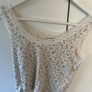 topp med mönster  - topp med mönster från brandy melville, nyskick 