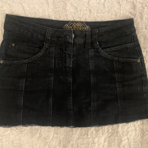 Unik jeanskjol vintage mörkblå - Säljer denna fina jeanskjol som jag köpte vintage förra sommaren men nästan aldrig använt. Passar s/m och är lite elastisk i tyget.