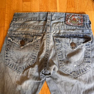 True religion jeans - Ett par fina true religion jeans, hål vid knäna! Hör av er frågor!💗  Midja: 39cm rakt över  Innerben: 84cm 