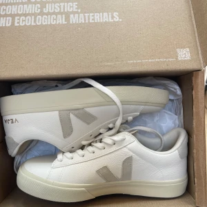 Veja skor - SPRILLANS NYA🤩🤩  De var en present som blev fel och kan ej returnera.. :-(  Snygga som attan! Köpta på &OtherStories 🩷 Nypris 1700kr, säljer för 700 🥰 