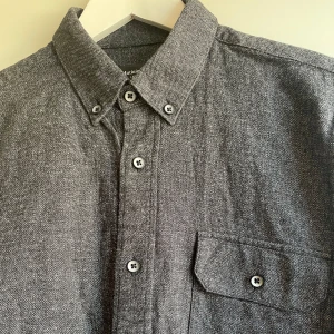 Texturerad skjorta! - Säljer åt min pojkvän: Supersnygg texturerad skjorta i grått från Martinique! Nypris mellan 700-1000, superfin kvalité och knappt använd🖤 