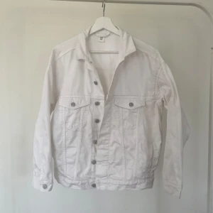 Vit jeansjacka från H&M - En vit jeansjacka från H&M i storlek XS. Dock oversized och stor i storleken. Använd ett fåtal gånger. 