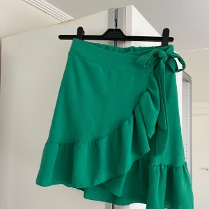 Designer kjol made in Italy - Grönt designer kjol made in Italy, ovanför knäna, tunnt material och mycket bekvämt på sommaren, perfekt skick knappast använd, 