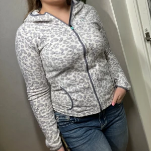 Fin fleecetröja - I mycket fin skick, strl S köpt på HM. Mjuk och skön.