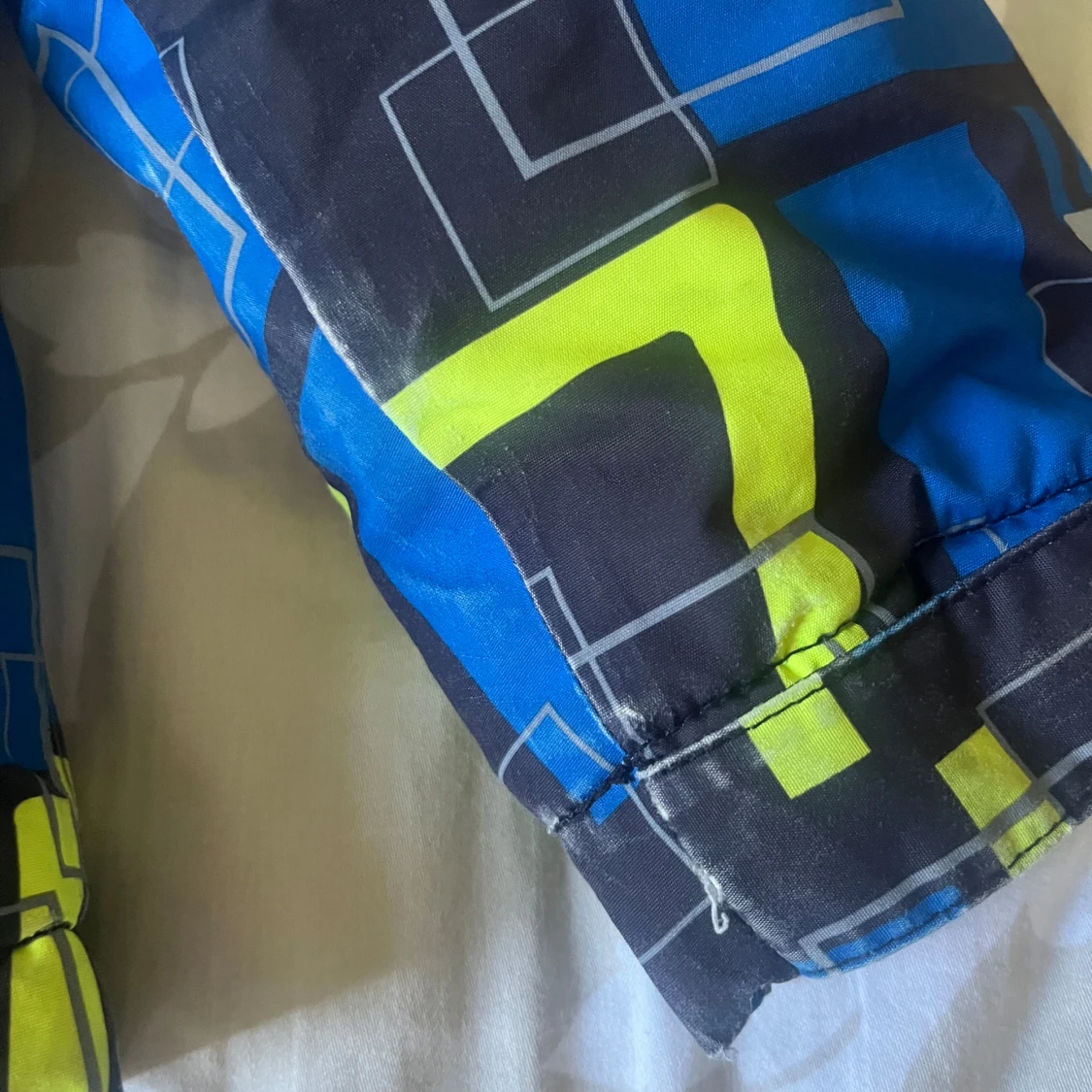 Blå och svart jacka med geometriskt mönster - 91