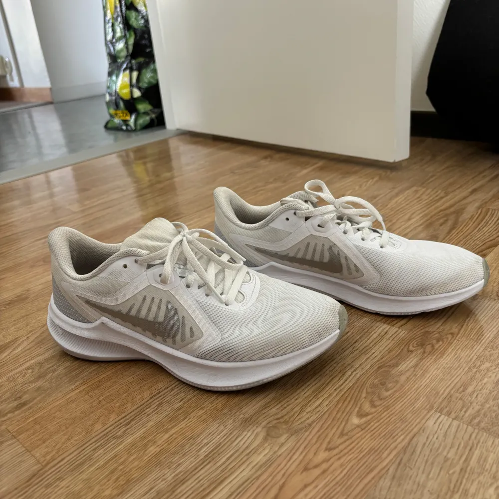 Säljer ett par använda Nike skor, färgen är off white så de kan framstå som ”smutsiga”. Skorna har använts men är fortfarande i bra skick!  Storlek 40. . Skor.