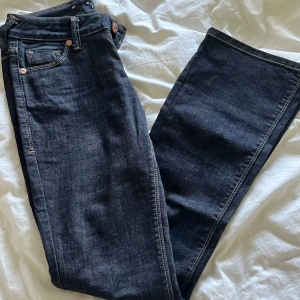 Mörkblå jeans - DOM SNYGGASTE mörkblå jeansen man kan hitta🙌🏽 tyvärr försmå för mig men de e helt perfekta! lågmidjade, botcut allt🥰 stl 26 i ny skick