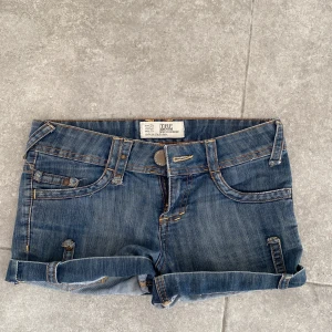 Supersnygga shorts - Supersnygga shorts med coola detaljer!! Jag säljer dem för att de tyvärr är för små för mig 💕Klicka gärna på ”köp” knappen 💕
