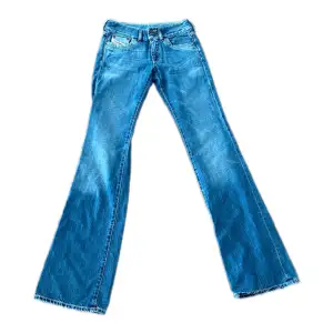 Jättesnygga jeans från diesel, low waist och bootcut men tyvärr är de för små för mig