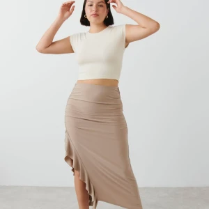 Topp - Croppad figurnära topp från gina i storlek XL men upplever den mer qom en L. Aldrig använd. Nypris var 200kr