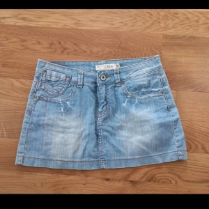 Lågmidjad jeanskjol - Säljer min superfina jeanskjol då den inte passar. Sååå fin på, jättefin ljusblå färg med fina detaljer!❤️ Storlek 38, men passar 36 också!  Inget prutande under 270kr❤️