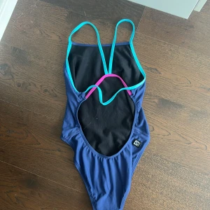 Baddräkt från Jolyn - Träningsbaddräkt från Jolyn i storlek 32. Modell heter Perry. Baddräkten är i bra skick.