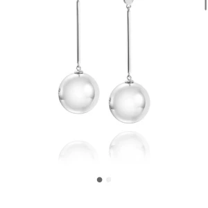 Eva Attling örhängen  - Säljer mina Eva Attling örhängen använda 1 gång. Köpta för 2700, säljer nu för 1500