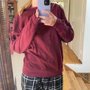 Sweatshirt  - Vinröd sweatshirt från H&M köpt från herravdelningen men knappt använd