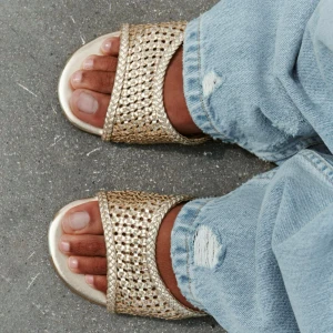 Guldiga sandaler - säljer dessa slutsålda sandaler i stl 39 som var lite små på mig, endast använda en gång😊