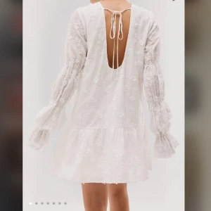 Klänning - Hej! Jag säljer denna superfina klänningen från NAKD då den inte har kommit till andvändning💕Den är helt oanvänd och har lappen kvar! Jag köpte den för 899kr💕