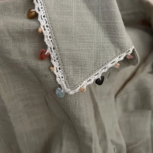 Skjorta - En skjorta från Zara med små kristall detaljer. Ny skick. Storlek xs. Fråga gärna om fler bilder, mätningar, osv. Skriv helst innan du köper! 