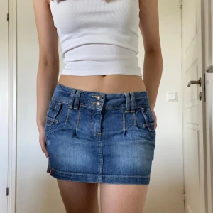 Lågmidjad jeanskjol  - Midjemått 42 cm. Längd 32 cm. Skriv privat för frågor eller flera bilder ❤️