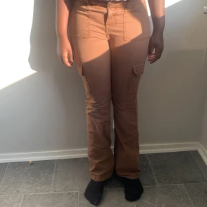 Hej  - Hej jag säljer ett par byxor bruna lite slitna där nere vi fötterna men det är meningen y2k still dom är från Lindex storlek 152/11 till 12år orginaltrogen priss är 300