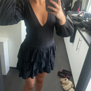 Svart klänning från Zara - En elegant svart klänning från Zara.