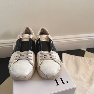 Valentino Garavani Open - Tjena! Jag säljer dessa feta Valentino Skor. 😊 Skicket på skorna är 7/10 och är i använt skick. ⭐️ Priset är inte ristat i sten utan kan ändras 💸 Dustbag och låda följs med 😊 Tveka inte på att skriva vid intresse eller ytterligare funderingar ⭐️