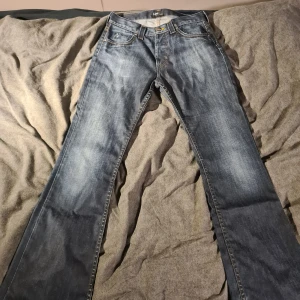 Lee Denver Jeans bootcut - W31 L32, 100% bomull, bootcut  Ett par asballa bootcut Lee braxxor. Ovanlig färg och passar som bootcut ska passa. Trevlig wash och trevligt material. Är öppen för byten!