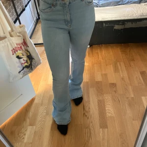 Ljusblå bootcut jeans - Bootcut jeans från Zara i storlek 38. I bra skick 