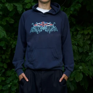 Mörkblå Umbro Hoodie - Modellen är 182cm  Lite blekt som syns på bild  L passar M