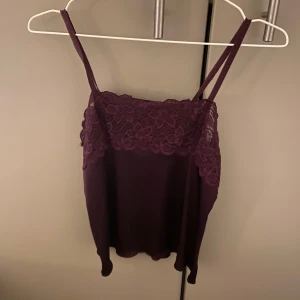 Lila topp med spets - Jätte snygg topp med spets 