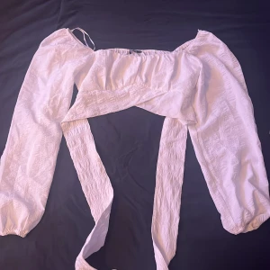 Superfin topp! - Superfin topp från Gina tricot i storlek S/36! Med rosett på ryggen där man knyter. Aldrig använd så  ny skick. Säljes då den bara legat i min garderob sen jag köpte den😊! Skriv privat för mer bilder!