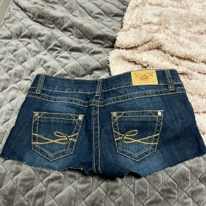 Mini shorts - Jeansshorts som jag har klippt själv. Kommer ej till användning. I väldigt bra skick ❤️