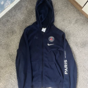 Nike zip hoodie Paris  - Nike zip hoodie Paris  Bra skick  Dens byxor finns i min profil