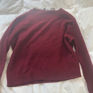 Röd tröja !  - Super snygg downtown tjock tröja ! Super bra skick och passar perfekt till hösten 💗storlek m men skulle säga den passar s -L också !