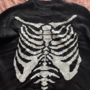 Skeletttröja🐾 - En skelett tröja från shein som aldrig är använd. Jag skulle säga att den sitter lite oversized. Jag antar att den har storlek S-M. 💘