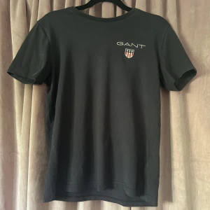 GANT T-shirt  - En marinblå t-shirt ifrån GANT. Använd många gånger men tröjan är i bra skick och har inga defekter! Priset kan absolut diskuteras!