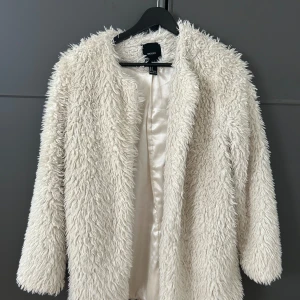 Fluffig vit jacka  - Säljer min jacka från Forever 21 i bra skick 🤍 PMa för mått och flera bilder!